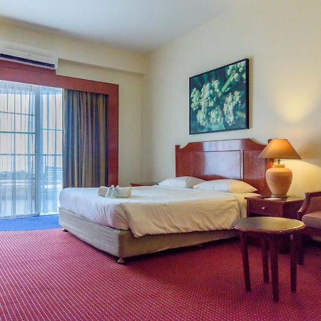 J Beach Suites At Rainbow Paradise Танджунг-Бунга Экстерьер фото