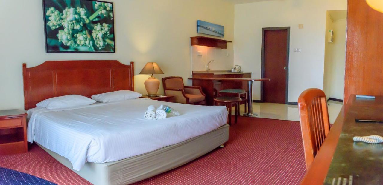 J Beach Suites At Rainbow Paradise Танджунг-Бунга Экстерьер фото